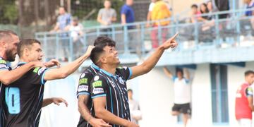 Fernández Aguirre dedica su gol ante Atlético de Rafaela a alguien en la tribuna.