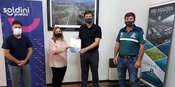 Comuna de Soldini entregó una ayuda económica a la Biblioteca Popular José Pedroni (Facebook Comuna de Soldini)