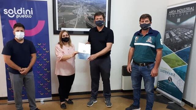 Comuna de Soldini entregó una ayuda económica a la Biblioteca Popular José Pedroni (Facebook Comuna de Soldini)