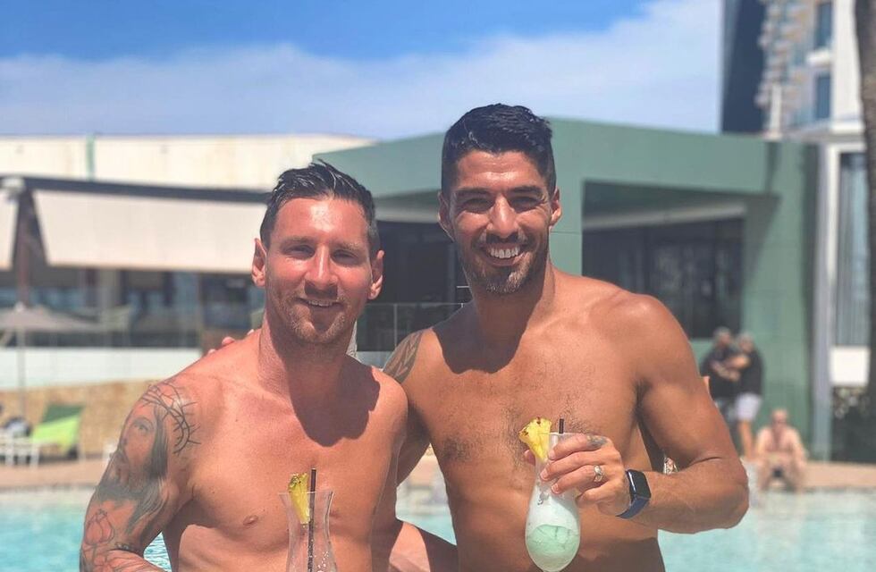 Todos esperan a Lionel Messi en París, pero sigue relajado en su casa con Luis Suárez