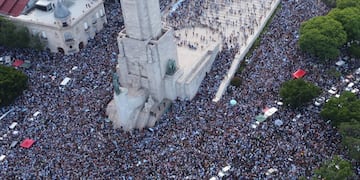 Cientos de miles de personas se reunieron frente al río tras la final del Mundial de Qatar.