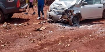 Capioví: una mujer resultó con heridas de consideración tras un choque frontal.