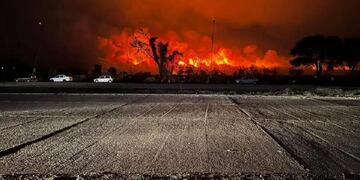 El fuego llegó a Orán y se acerca a una estación de servicio.