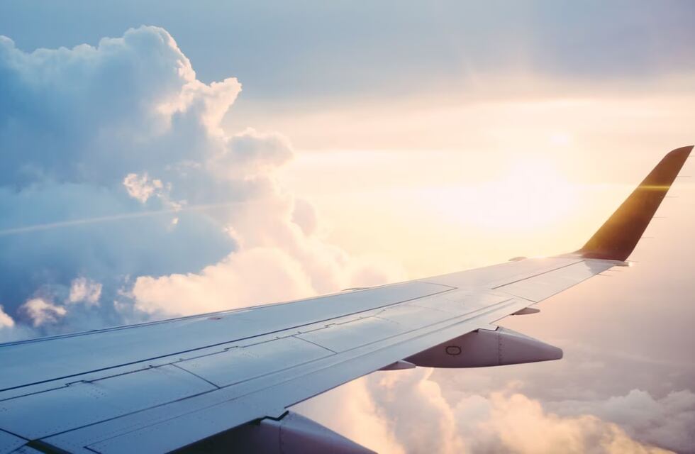 Un hombre se descompensó en pleno vuelo y murió en el aeropuerto de Neuquén tras aterrizar de urgencia