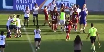 Batalla campal en el partido de fútbol femenino entre Godoy Cruz y Las Pumas.