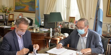 Gabriel Katopodis, ministro de Obras Públicas junto al intendente de Tandil, Miguel Lunghi.