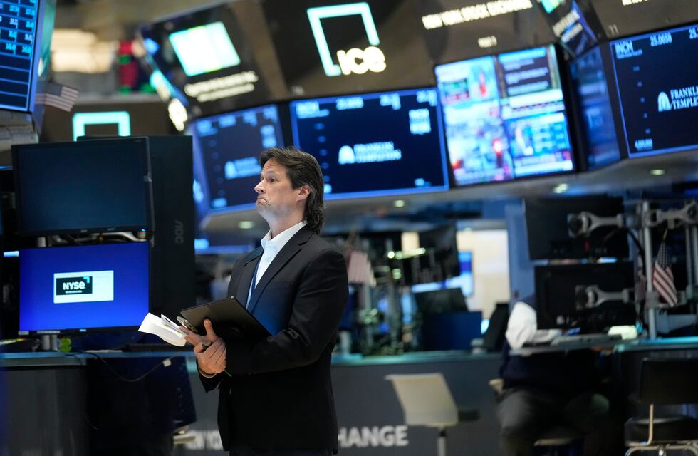 Caen bonos y acciones en la apertura de los mercados