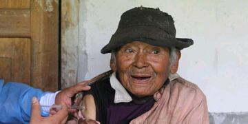 Vacunaron contra el coronavirus al hombre más longevo de Perú