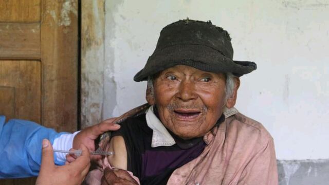 Vacunaron contra el coronavirus al hombre más longevo de Perú