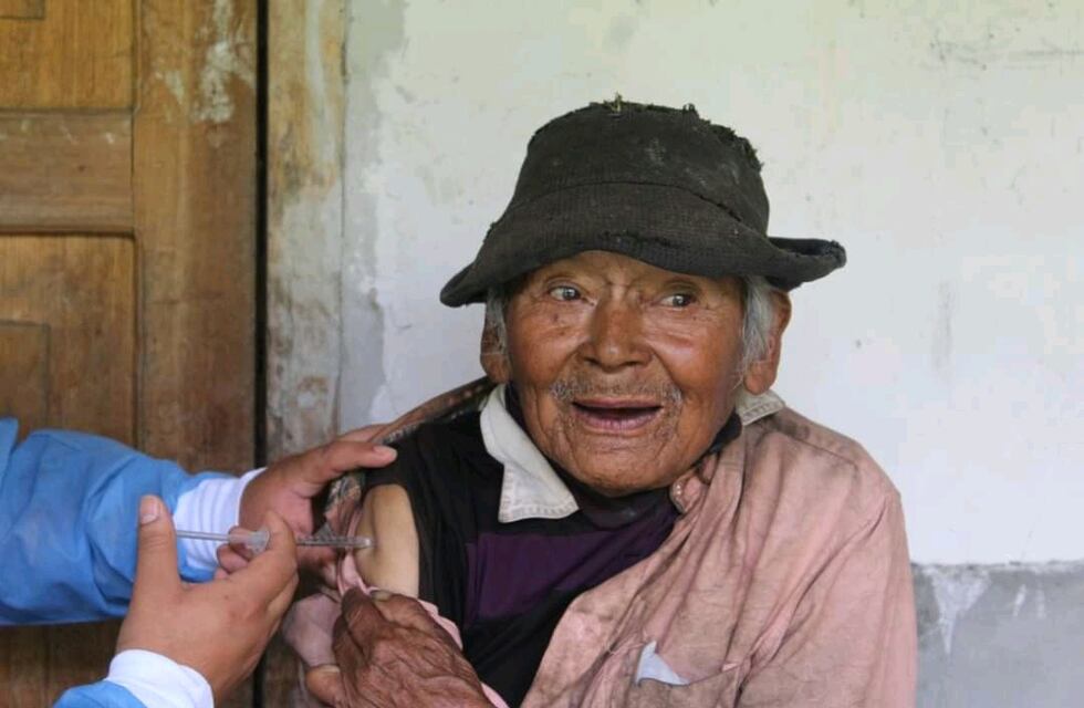 Vacunaron contra el coronavirus al hombre más longevo de Perú