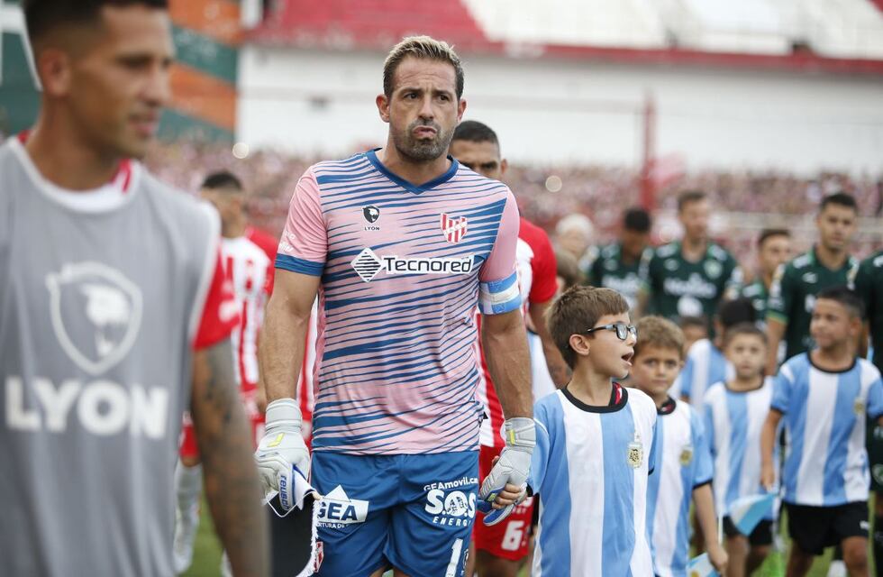 Video: el atajadón de Jorge Carranza para salvar a Instituto sobre el final; vigencia con 41 años