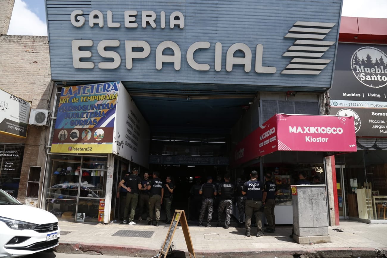 Luego de 40 allanamientos, clausuran la Galería Espacial, Córdoba. (La Voz)