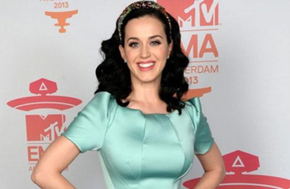 Al estilo de Megan Fox, Katy Perry deslumbró con un vestido amarillo con varias aberturas