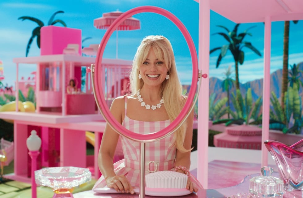 La “fiebre rosa” continúa: una salteña fabricó una caja Barbie a tamaño real para su hija y fue furor en todo el pueblo