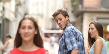 El famoso meme del "novio distraído".