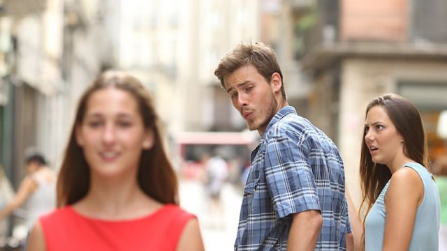 El famoso meme del "novio distraído".