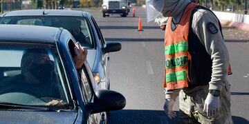 Control vehicular en calle Paso de Maipú. Foto: Orlando Pelichotti / Los Andes