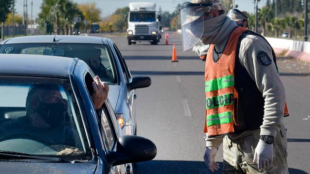 Control vehicular en calle Paso de Maipú. Foto: Orlando Pelichotti / Los Andes