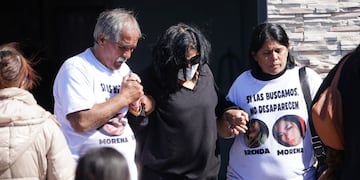 La Matanza. En dos ceremonias distintas, despiden los restos de Brenda, Morena y Lara, las víctimas del triple crimen en Florencio Varela. (Gentileza Clarín)