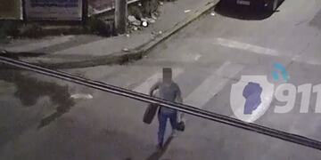 El delincuente fue captado por las cámaras del 911. (Captura de pantalla/Policía).