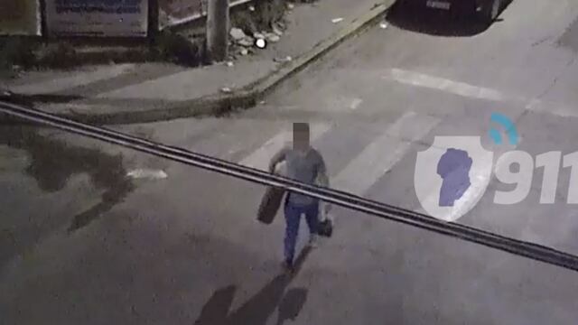El delincuente fue captado por las cámaras del 911. (Captura de pantalla/Policía).