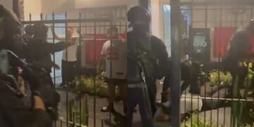 El operativo policial en una de las detenciones de los colectiveros. Foto: Captura de video.