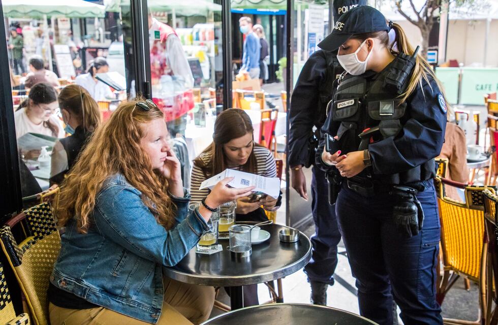 COVID: en Francia ya rige el polémico certificado sanitario para ingresar a bares y otros lugares