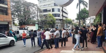 Posadas: deceso de joven de la comunidad gitana provocó disturbios fuera del sanatorio IOT.