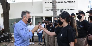 Luis Castellano saludando a los nuevos agentes de la GUR