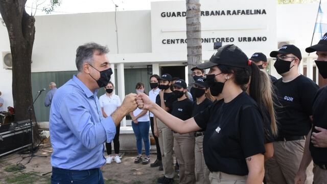 Luis Castellano saludando a los nuevos agentes de la GUR