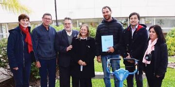 El intendente Alfredo Francolini y  la Ministra Marisa Paira entregaron insumos y herramientas a unidades productivas.