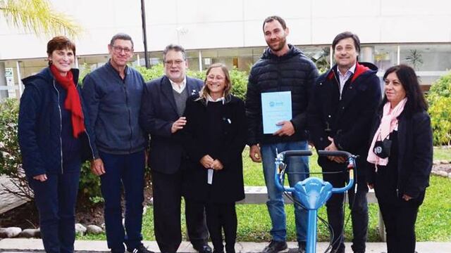 El intendente Alfredo Francolini y  la Ministra Marisa Paira entregaron insumos y herramientas a unidades productivas.