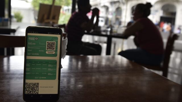 Primer día del pedido del pase sanitario en bares de Córdoba, a partir de este jueves 20 de enero de 2022. (Ramiro Pereyra/La Voz)