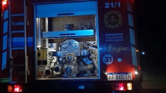 Incendio en una casa prefabricada en Cerro Colorado 7030, de barrio San Carlos. (Ramiro Pereyra / La Voz)