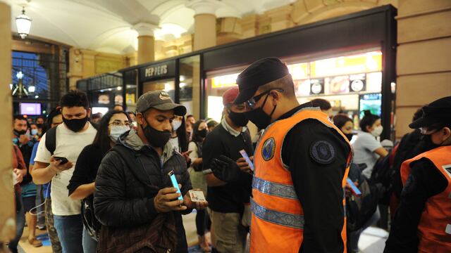 Controles en la estación de tren Constitución. (Foto: Clarín)