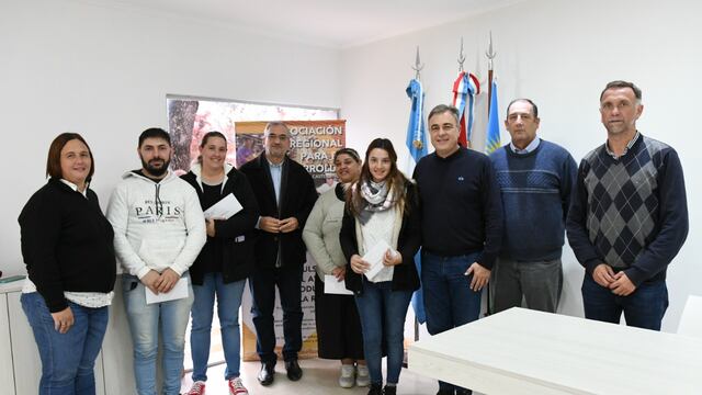 Entrega de créditos de la Asociación para el Desarrollo del departamento Castellanos.