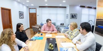 Río Grande: el intendente Pérez firmó con ATSA mejoras salariales