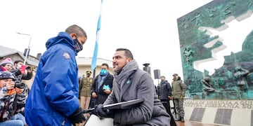 El intendente de Ushuaia le entregó un presente al joven chubutense.