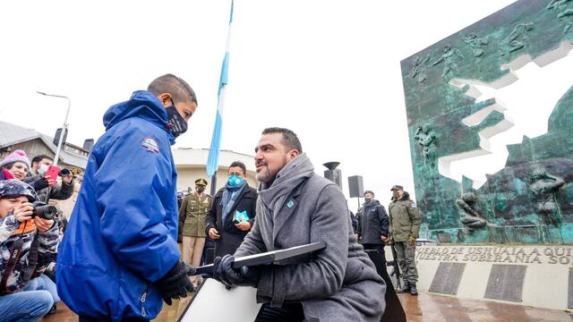 El intendente de Ushuaia le entregó un presente al joven chubutense.