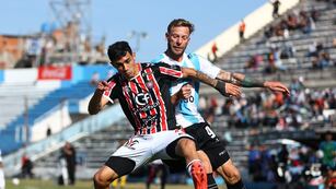 Luego de tres meses sin perder como local, la derrota de este miércoles frente a Chacarita significa también complicaciones para Gimnasia en la lucha por el ascenso.