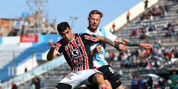 Luego de tres meses sin perder como local, la derrota de este miércoles frente a Chacarita significa también complicaciones para Gimnasia en la lucha por el ascenso.