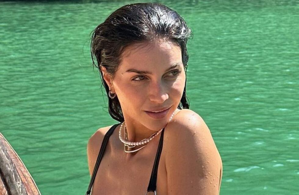 Zaira Nara se filmó de espaldas con una microbikini desde las rocas de Ibiza
