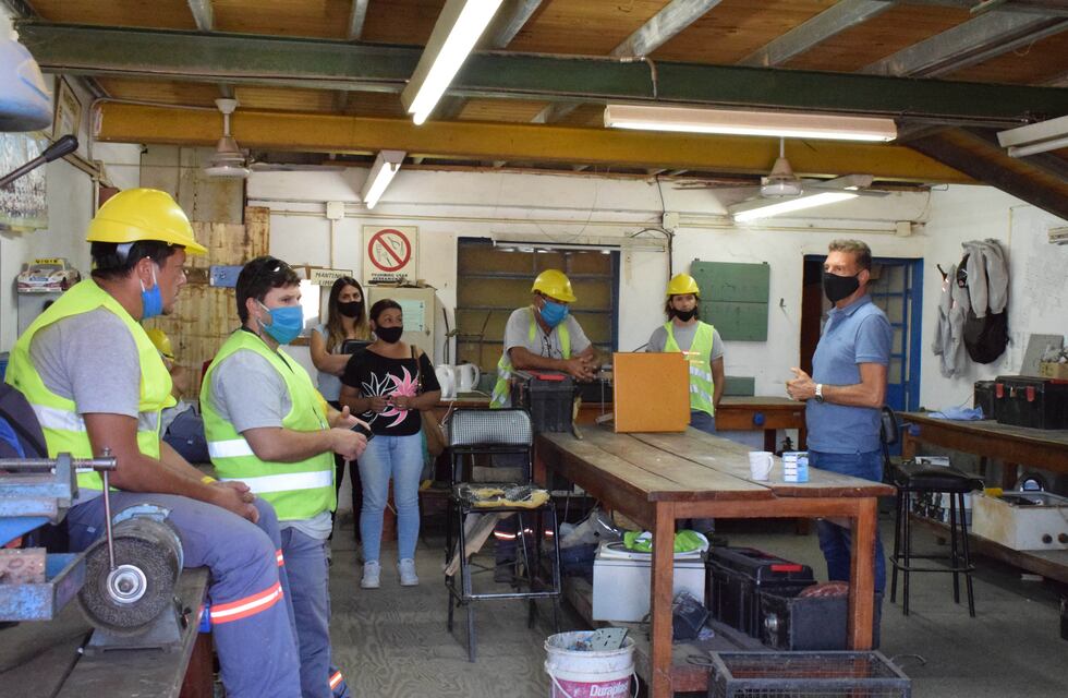 Darío Cocco, junto con los trabajadores municipales