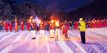 La municipalidad de Ushuaia acompañó la bajada de antorchas en el cerro castor y resaltó la llegada del turismo nacional