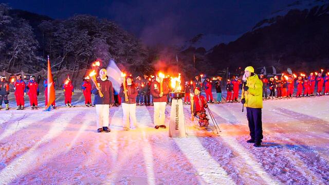 La municipalidad de Ushuaia acompañó la bajada de antorchas en el cerro castor y resaltó la llegada del turismo nacional