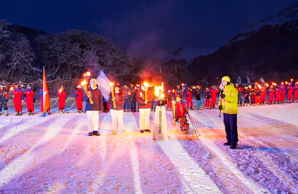 La municipalidad de Ushuaia acompañó la bajada de antorchas en el cerro castor y resaltó la llegada del turismo nacional