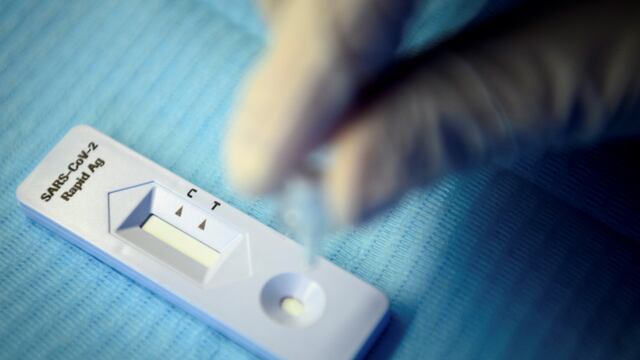 autotest test rápido  test de autoevaluación del Covid-19
ID:4888797 A health worker performs a 'SARS-CoV-2 Rapid Antigen' test just after collecting a nose swab sample for a polymerase chain reaction (PCR) at the coronavirus testing facility of Unisante, the university center for general medicine and public health, in Lausanne, Switzerland, Monday, Nov. 9, 2020. (Laurent Gillieron/Keystone via AP)
