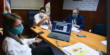 La secretaria Gabriela Barbás, el ministro Diego Cardozo y el director del Hospital Rawson, Miguel Díaz.