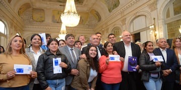La Tarjeta Independencia suma nuevos beneficiarios y duplica el monto: ya llega a casi 63 mil familias tucumanas.