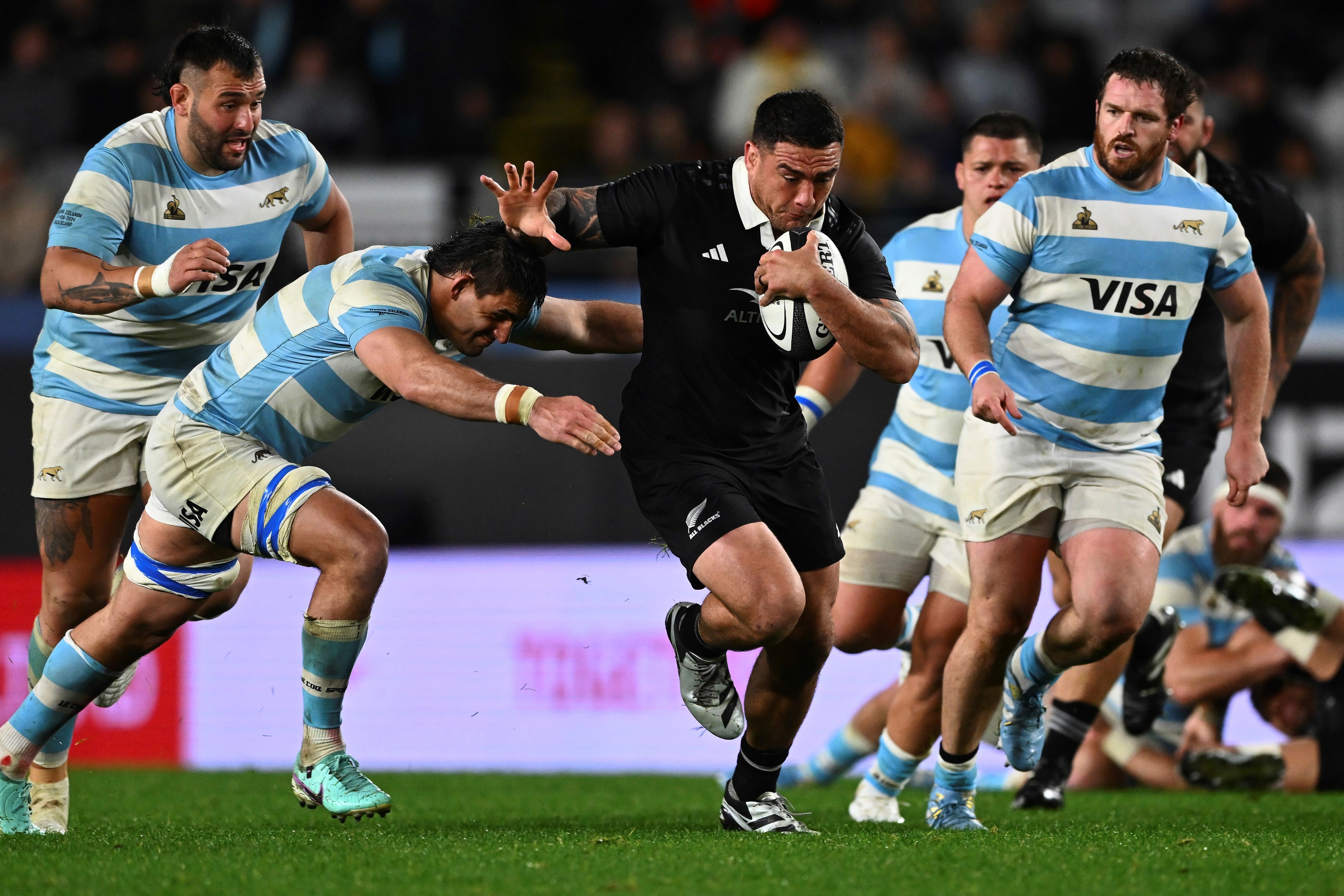 Codie Taylor, de Nueva Zelanda, centro, hace un descanso contra Argentina durante su partido de prueba de rugby en Eden Park, Auckland, Nueva Zelanda, el sábado 17 de agosto de 2024. (Kerry Marshall/Photosport vía AP)